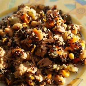 Sałatka: Quinoa z rybą, oraz warzywami